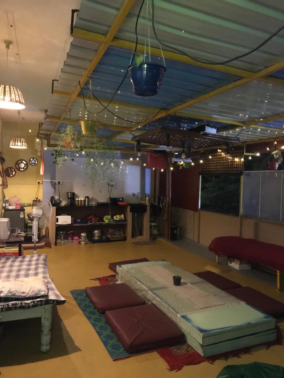 The Little Blue Window Hostel Bangalore Exterior foto