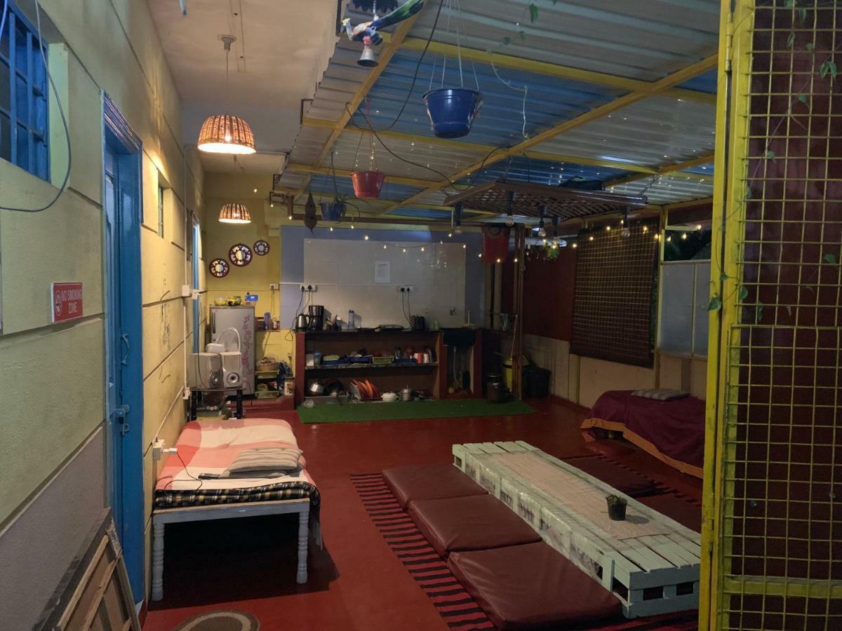 The Little Blue Window Hostel Bangalore Exterior foto